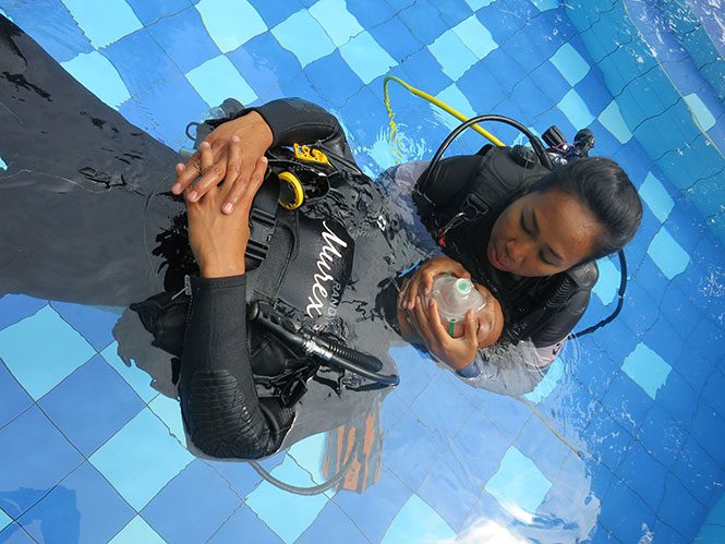 Murex-Rescue-Diver-Course-Pool